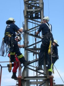 Praktische Übung mit Absturzsicherung an einem Baukran