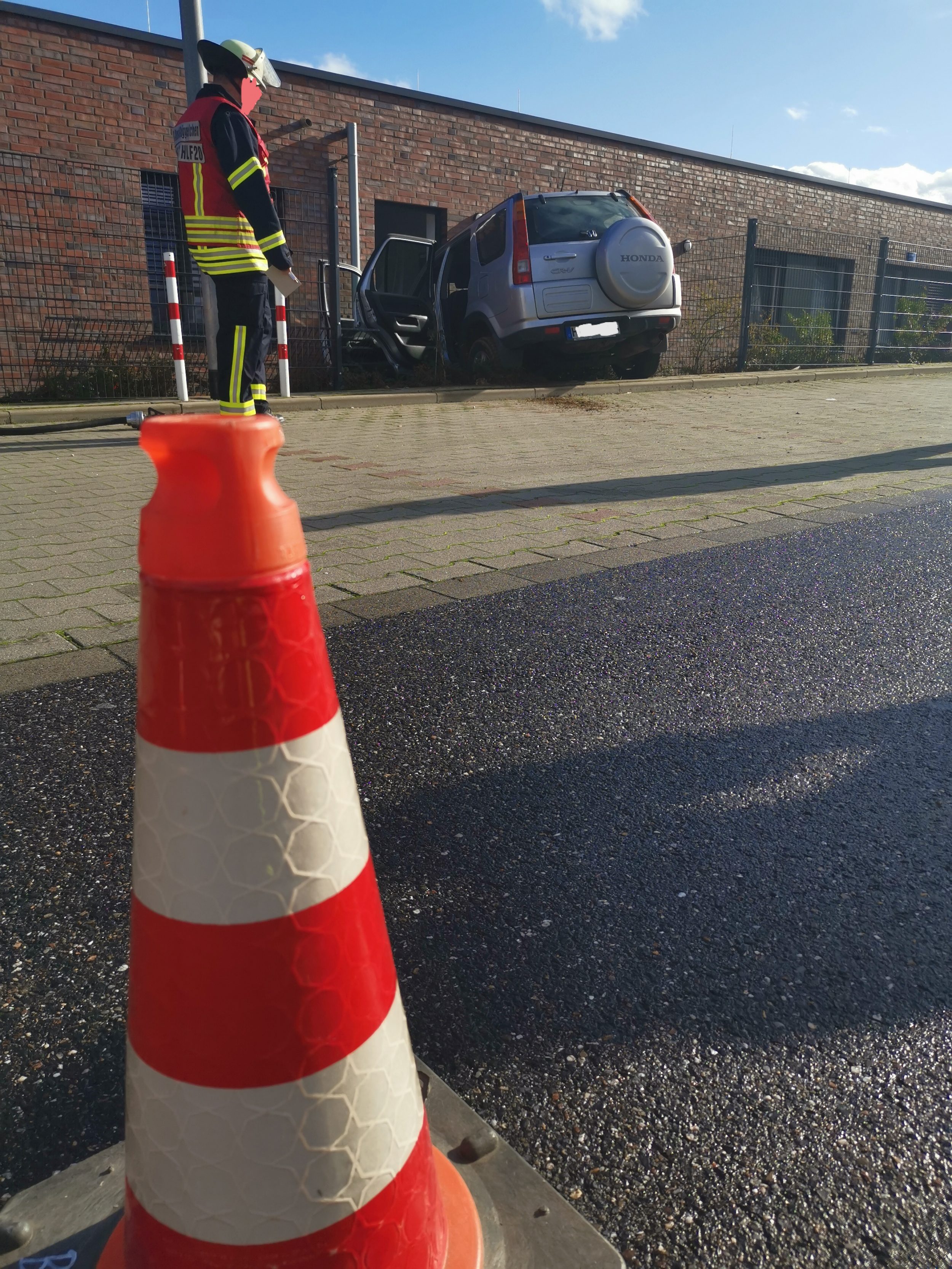 Hilfeleistung: PKW gegen Wand