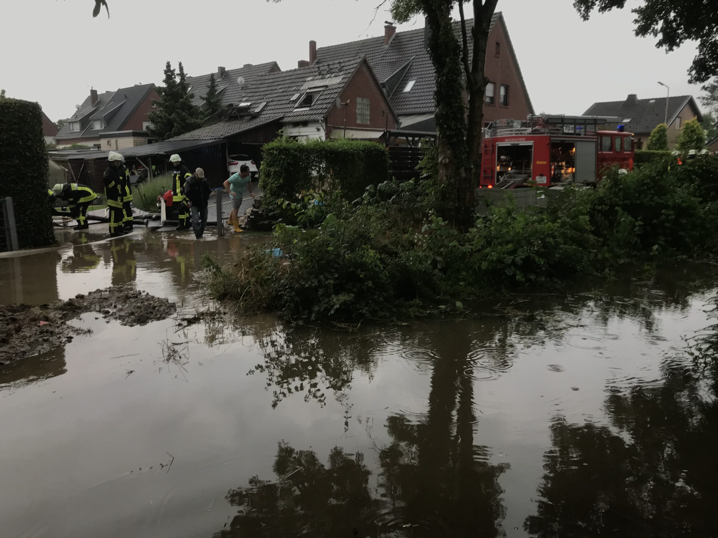 Bach droht Keller zu überfluten