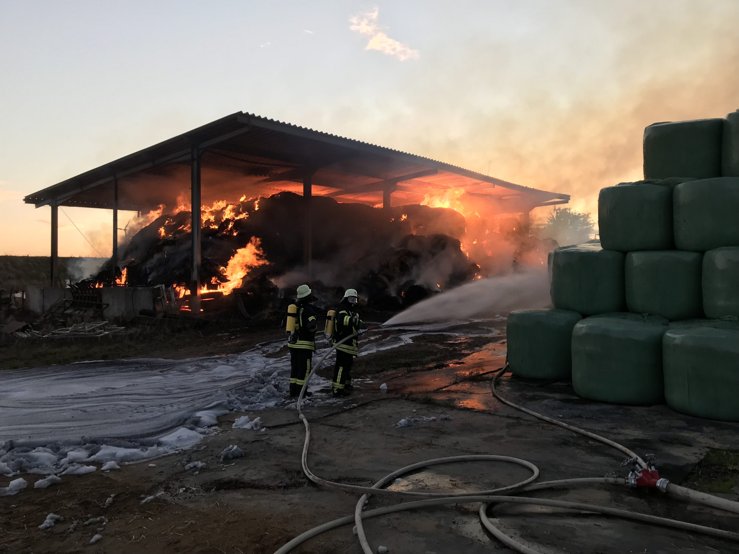 Feuer 2 – brennt Strohmiete in Scheune