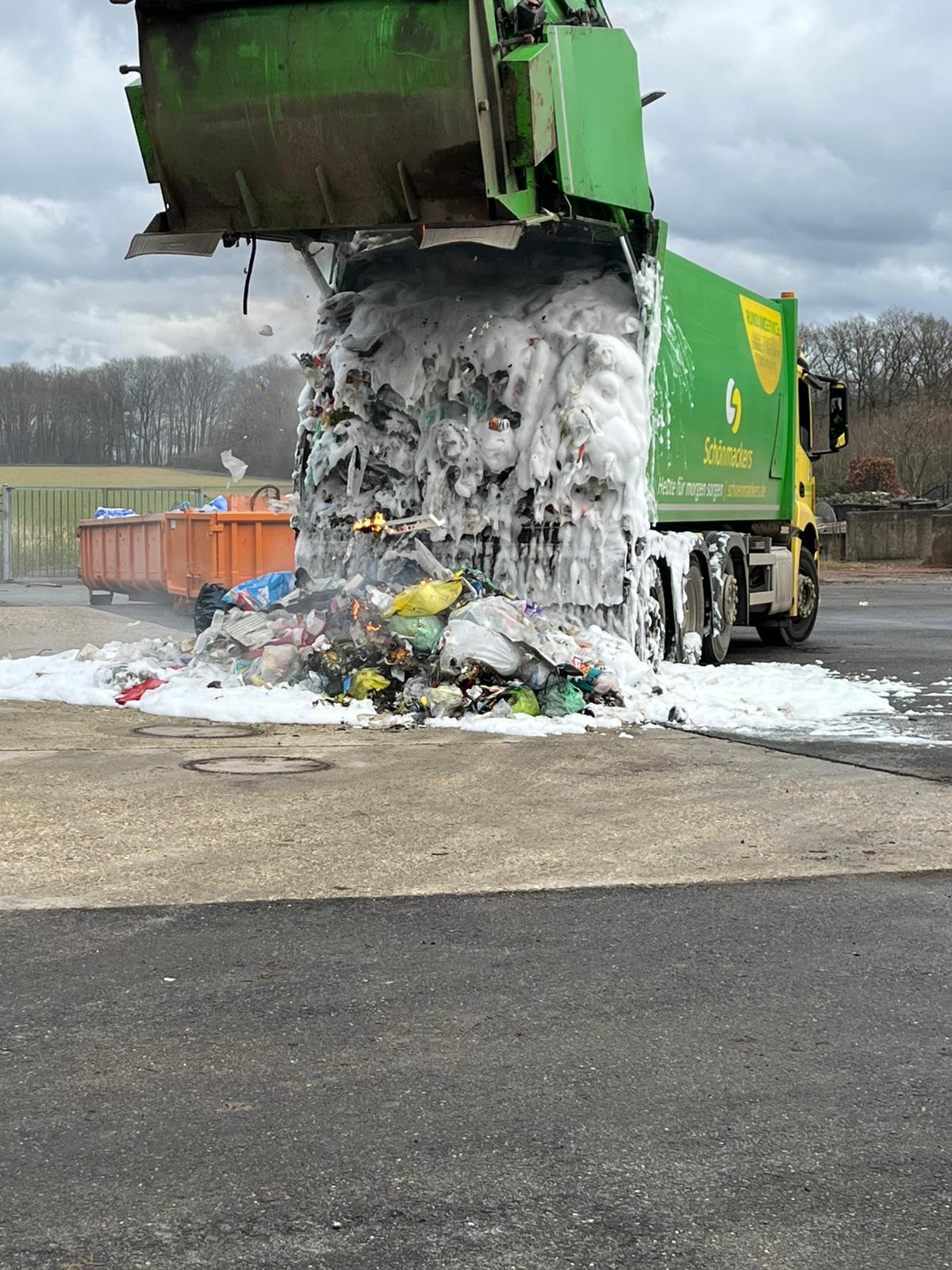 Feuer 2 – brennt Müllwagen